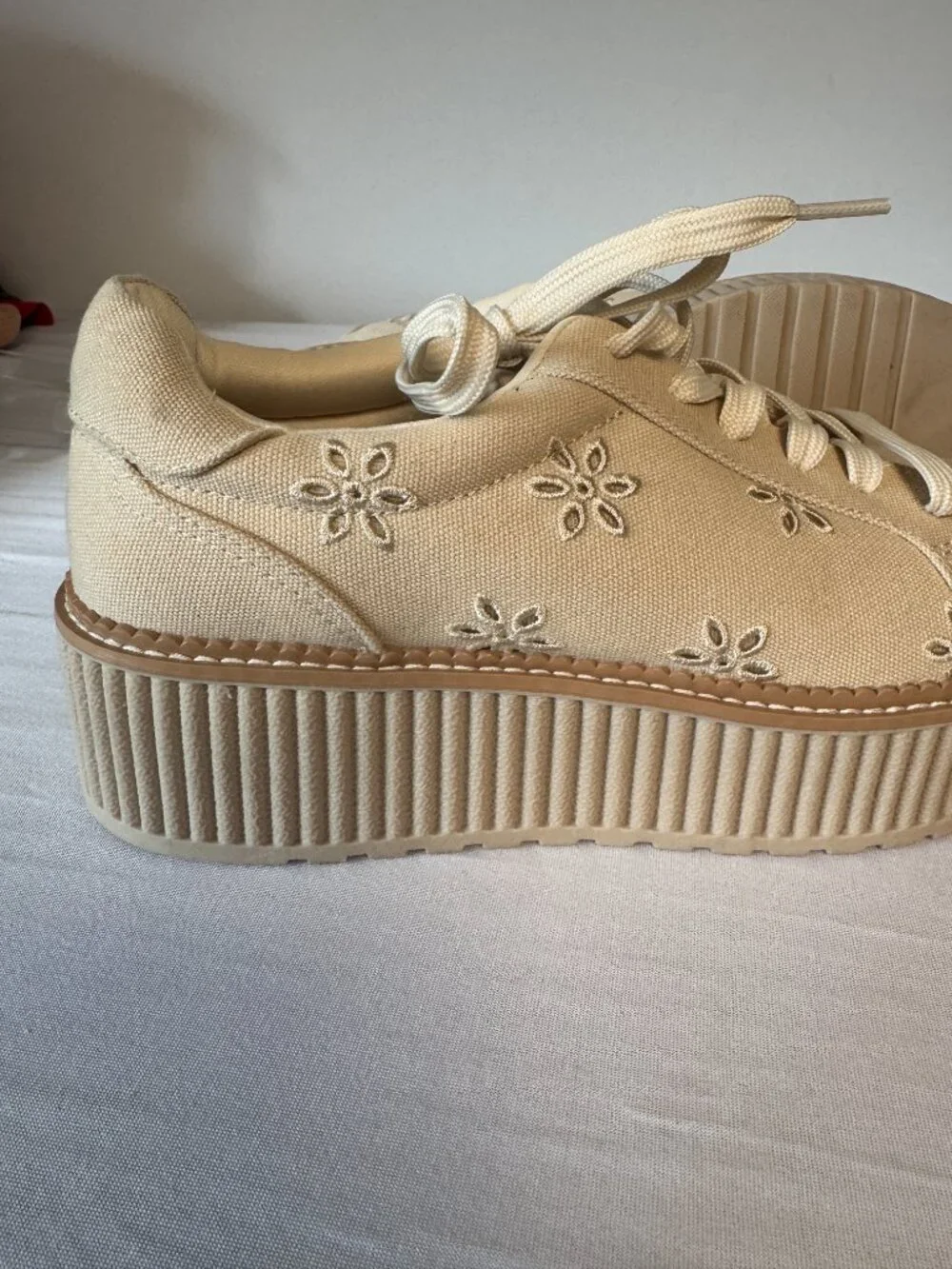 9.5 Dolce Vita Brin Canvas Eyelet Sneakers Platform Shoes Beige Tan Cream Flower